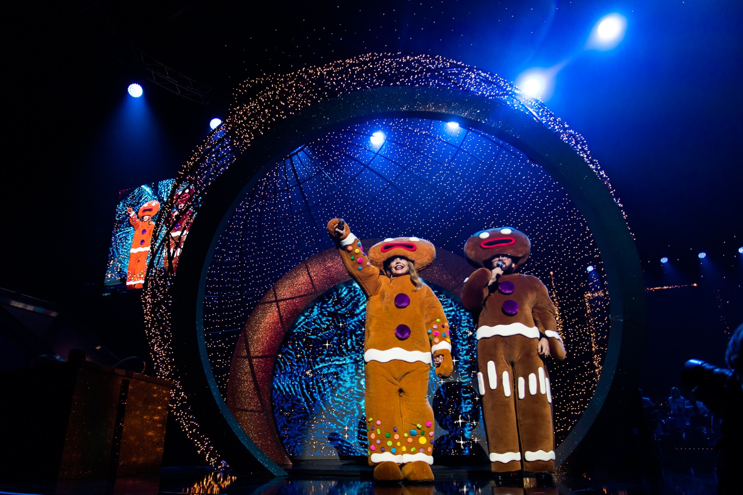 Костюм пряника и платье с LED подсветкой: Тина Кароль поразила сказочными перевоплощениями